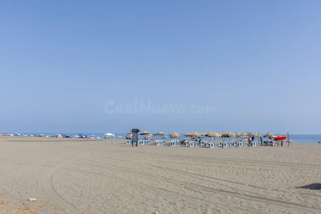 Adosado en primera línea de playa con vistas frontales al mar — 21