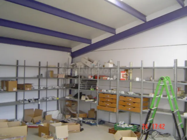 La nave dispone de oficina, cocinilla, almacén, etc. En un t - foto 3