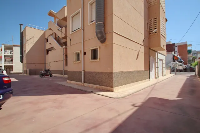 Local con terraza enorme, donde se encuentra 3 negocios en Santa Pola!!! — 35