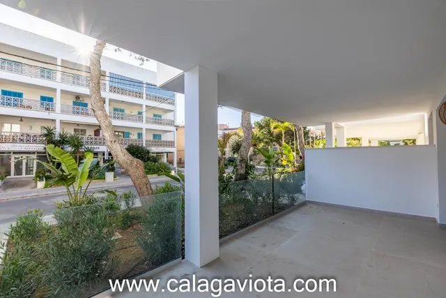 Planta baja con piscina privada y amplias terrazas — 10