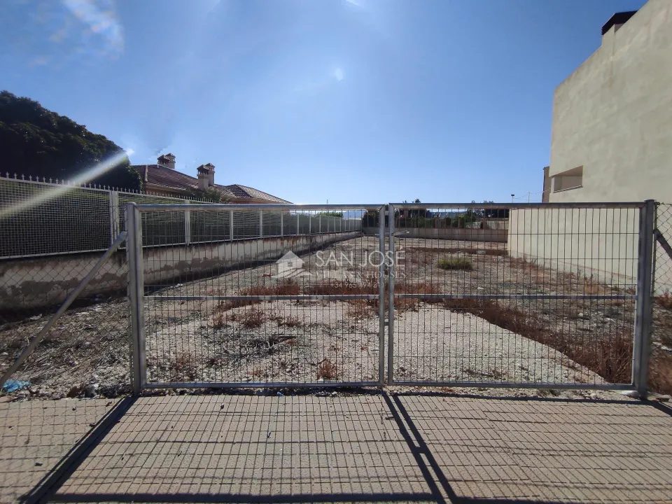 SE VENDE TERRENO URBANO EN MONFORTE DEL CID CON POSIBILIDAD DE CONSTRUIR VARIAS ALTURAS.