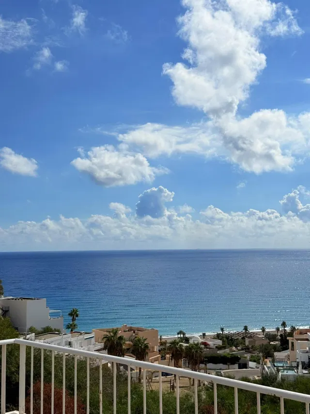 Piso de 3 dormitorios con vistas al mar y piscina — 20