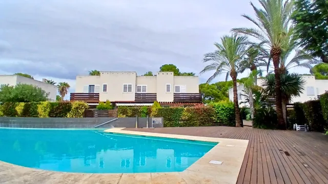 Adosado de 3 habitaciones, jardín, parking privado y gran piscina comunitaria a pocos metros de la Platja de Mont-Roig!! — 3