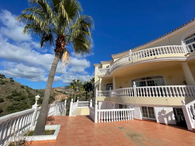 Exclusiva villa en Mijas Golf con vistas a la montaña y piscina privada — 3
