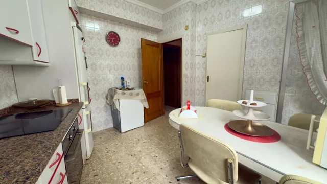¡Tu nuevo hogar en este encantador piso en un edificio con carácter del año 1975 y 4 habitaciones! — 40