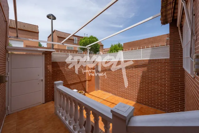 Chalet adosado en venta - foto 3