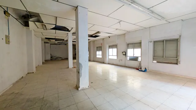 JUNTO A LA AVENIDA DE LA LIBERTAD, 180 M2, LOCAL DE ESQUINA, TECHOS MUY ALTOS. — 9