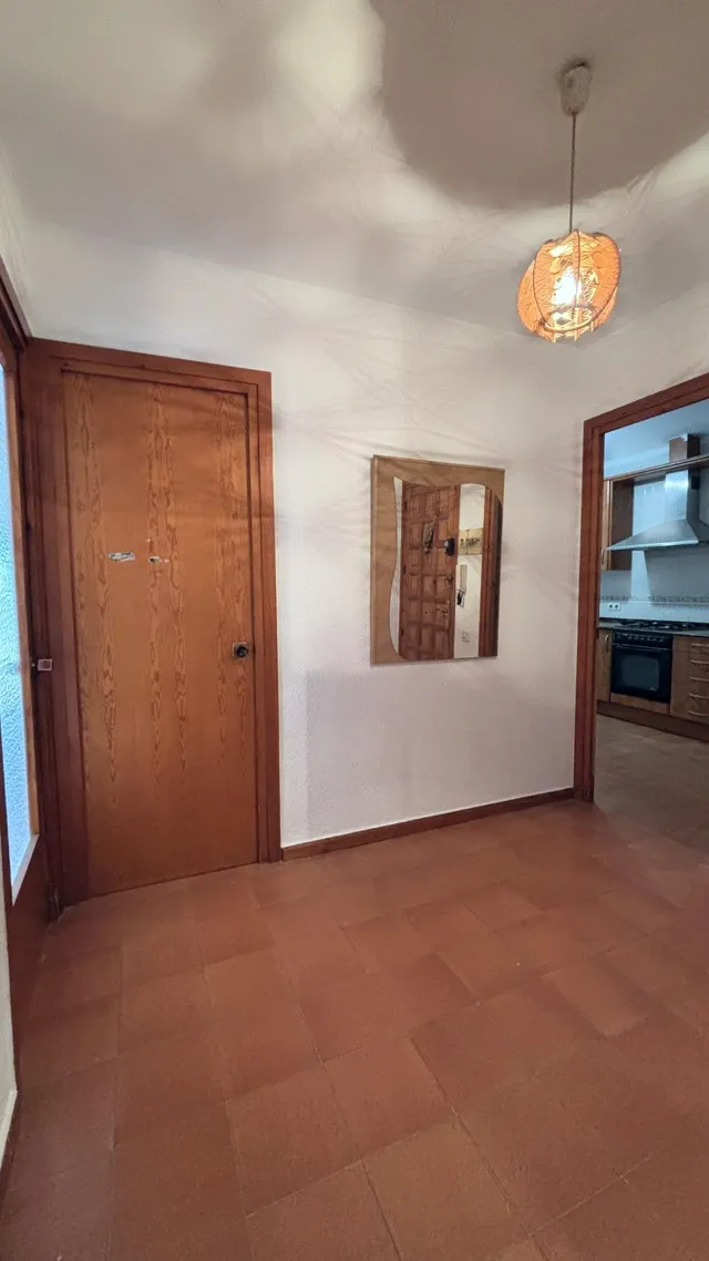 Piso de 4 habitaciones con garaje privado, dos balcones y vistas despejadas en el centro de Deltebre — 9