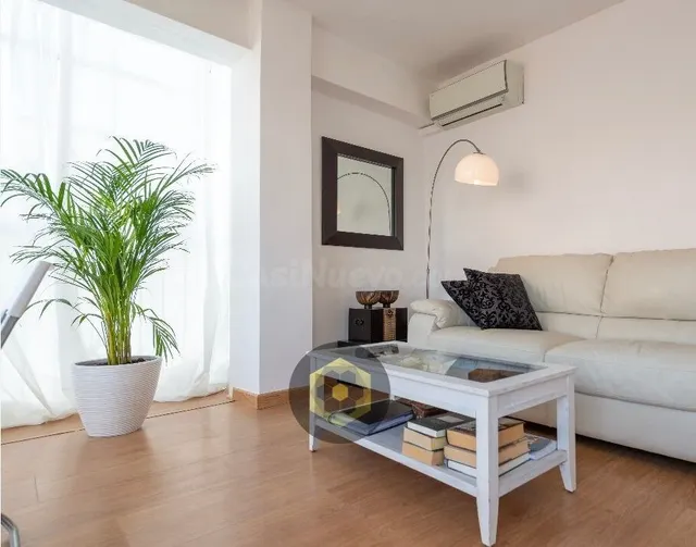 LT/ Apartamento de DOS dormitorios en la zona de Reyes Catól - foto 2