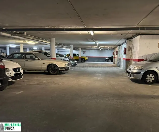PLAZA DE PARQUING - COCHE MEDIANO — 2