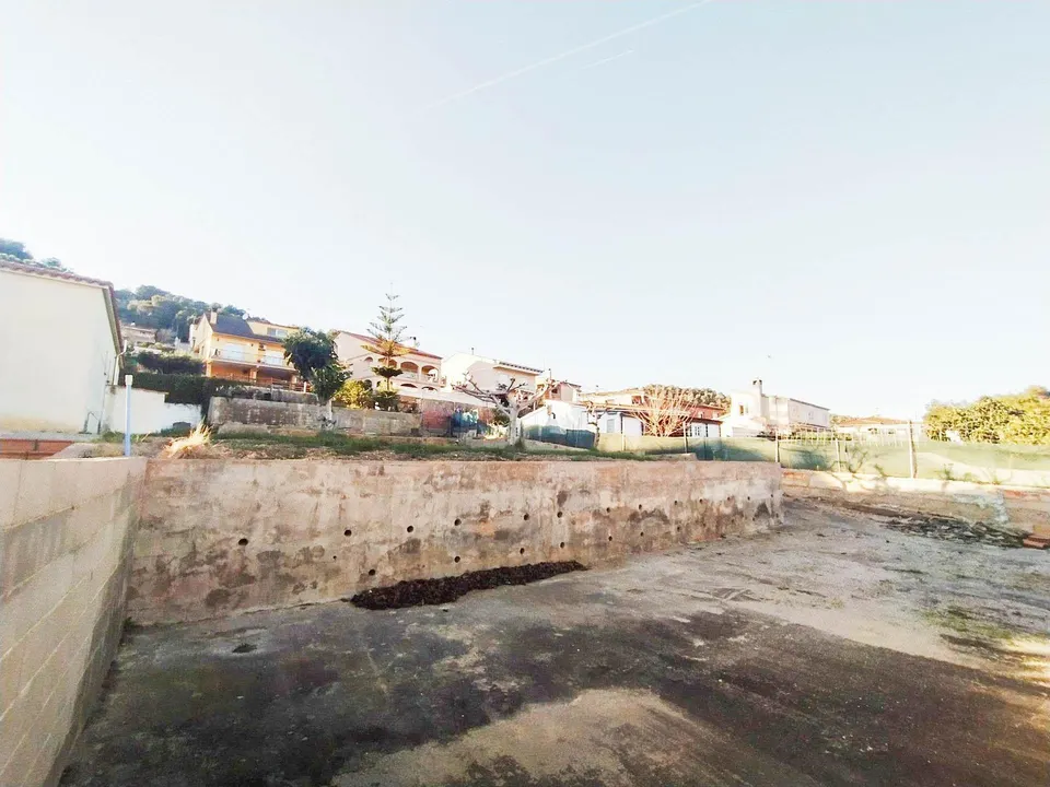 PARCELA EDIFICABLE PLANA A LA VENTA EN CUNIT URBANIZACIÓN LOS ROSALES