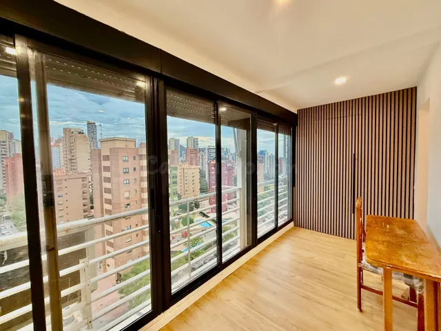 Piso reformado de 1 dormitorio en el edificio playmon f, con piscina y vistas despejadas en Benidorm — 2