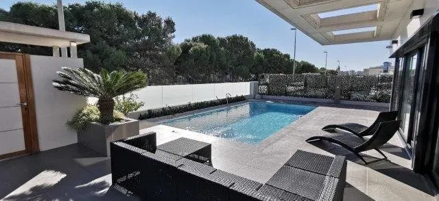 Villa independiente  con piscina en Campoamor! — 28