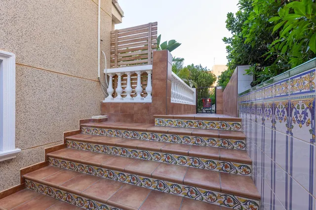 Planta baja de tres dormitorios con gran patio a 150 metros de la playa de La Mata — 19