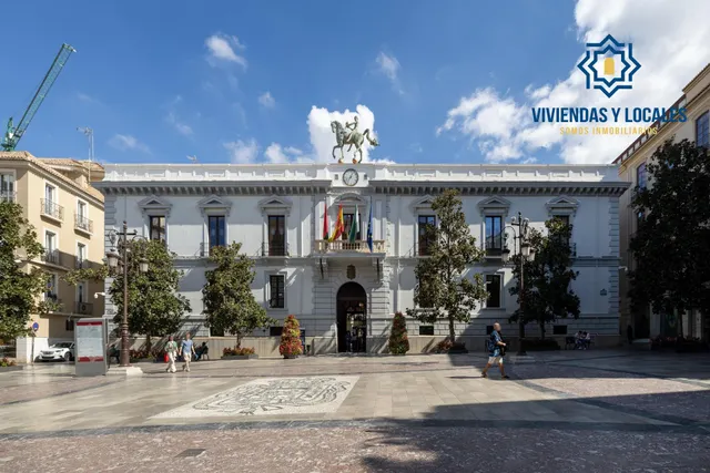GRAN PISO EN PLAZA DEL CARMEN FRENTE AL AYUNTAMIENTO. — 2