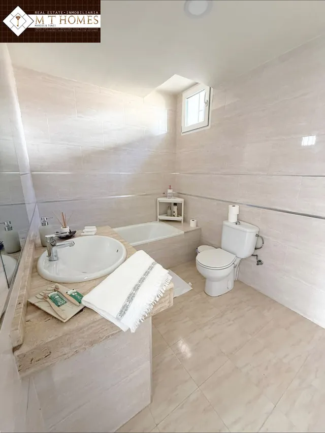Piso con terraza y patio junto a todos los servicios y la playa — 16