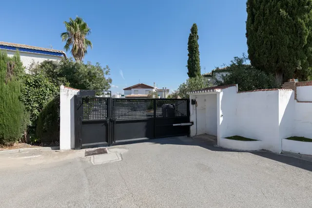 TU NUEVA VIVIENDA EN URBANIZACION EXCLUSIVA JUNTO A GRANADA — 28