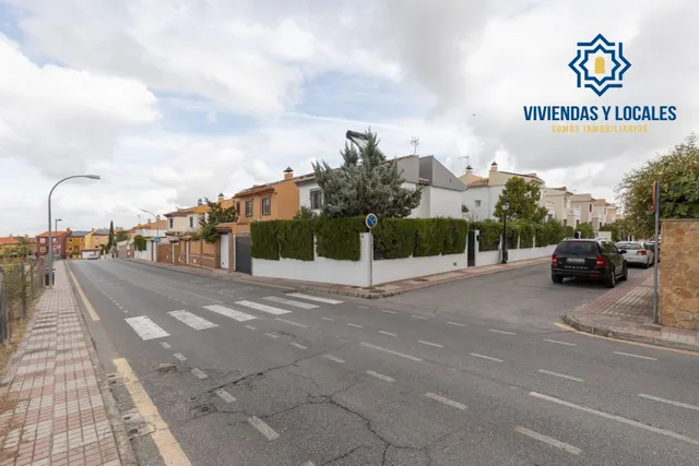 Casa independiente con piscina en La Zubia. — 45