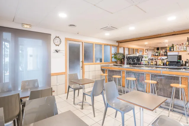 Edificio singular con hostal en funcionamiento, restaurante, bar con terraza y vivienda privada en el centro de Tremp — 7