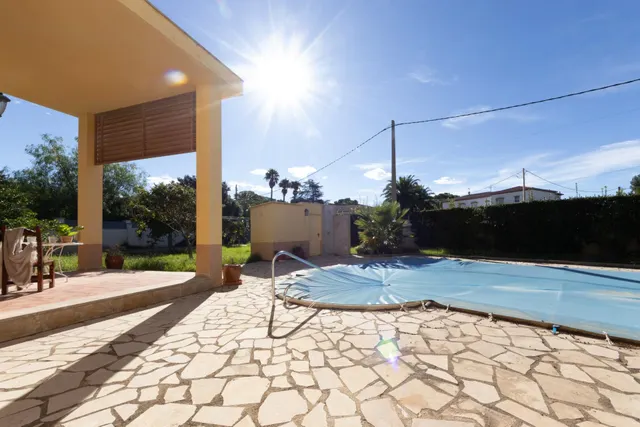 Espectacular Chalet en Mont-Roig del Camp con Piscina y Amplio Jardín — 16
