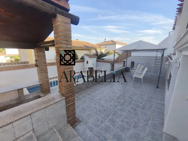 Pareado con piscina independiente — 10