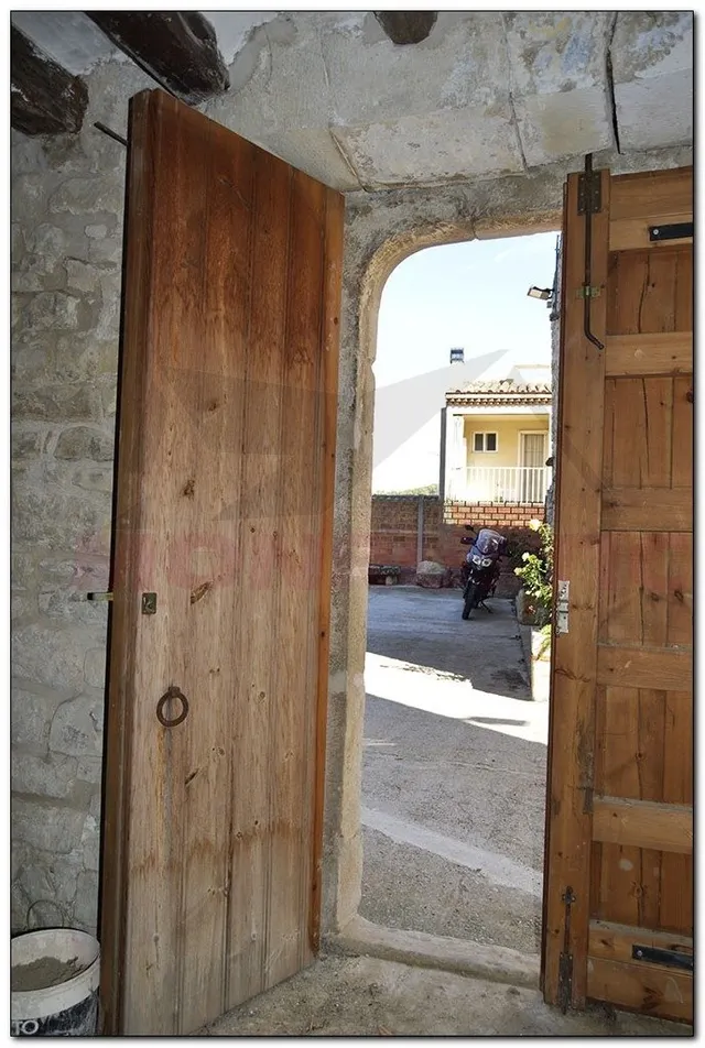 CASA DE PIEDRA ESQUINERA DE 257 M2 PRCTICAMNTE REFORMADA DE PIEDRA, 3 DORMITORIOS SUITES. — 17
