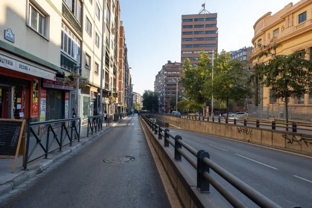 Local comercial en Avda. Madrid, frente a la antigua Facultad de Medicina. — 13