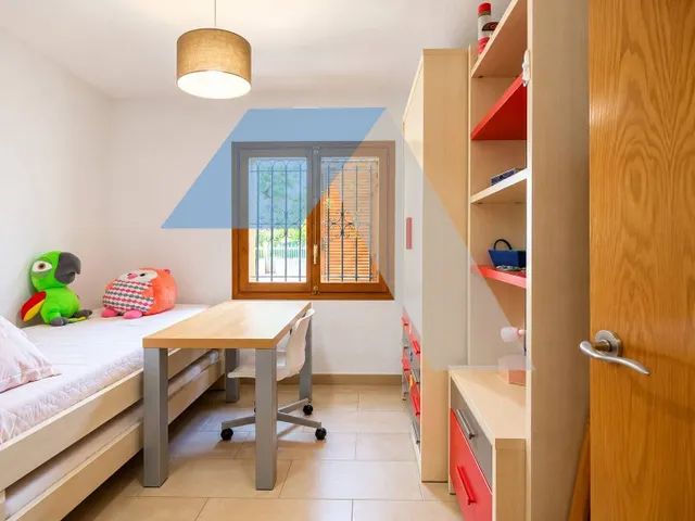 Chalet en parcela urbana con piscina privada en san vicente del raspeig — 25