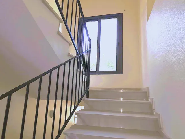Magnífica y espaciosa casa adosada de 4 plantas (aprox. 176 m2). Varias terrazas y gran zona de piscina comunitaria. Cerca de campos de golf, La Zenia Boulevard, y a poco más de 5 km de las playas. — 45