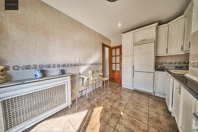 Residencia exclusiva en Paseo del Salón con vistas despejadas — 36