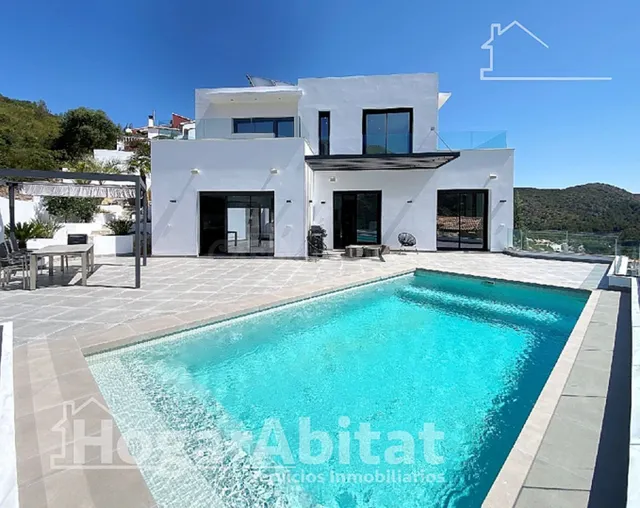 CHALET SEMINUEVO CON PISCINA, GARAJE Y VISTAS DESPEJADAS — 2