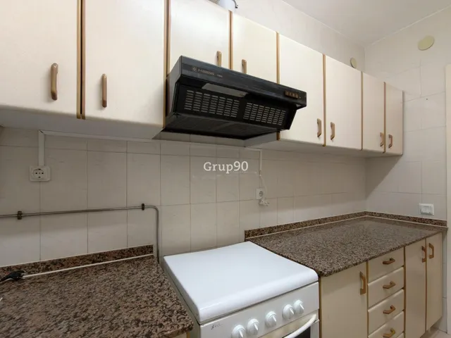 Piso económico con balcón en Plaza del Treball (Lleida) — 12