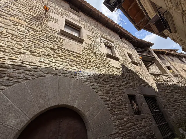 Rupit | Casa de piedra con encanto y gran potencial en el corazón del pueblo — 3