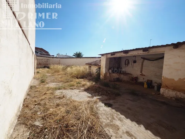 Se vende solar de 261 m2 con 5 de fachada en zona centro de  - foto 2