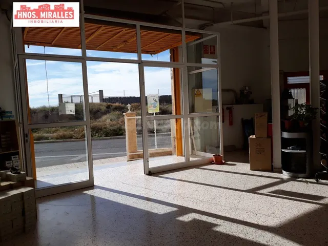 Se vende Nave de EXPOSICION en 3 plantas Poligono Industrial