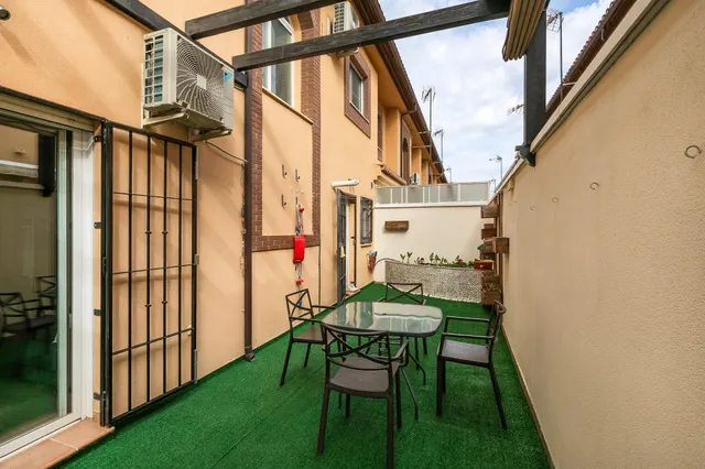 ¡Tu nuevo hogar te espera en Churriana de la Vega! Casa adosada con patio, garaje y futura parada de metro a pocos pasos. — 29