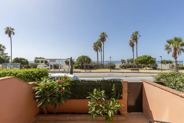 Adosado en primera línea de playa con vistas frontales al mar — 7