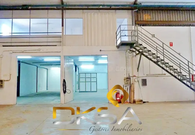 MÁS DE 2.000 M2 ENTRE NAVE, ALTILLO Y PATIO PARA PONER TU NE - foto 3