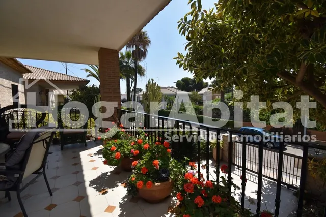 VILLA de 2 alturas con JARDÍN y PISCINA — 24