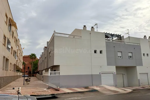 Chalet pareado tipo tríplex de 266 m2 con 4 dormitorios, terrazas, garaje y bodega en Aguadulce Sur — 3