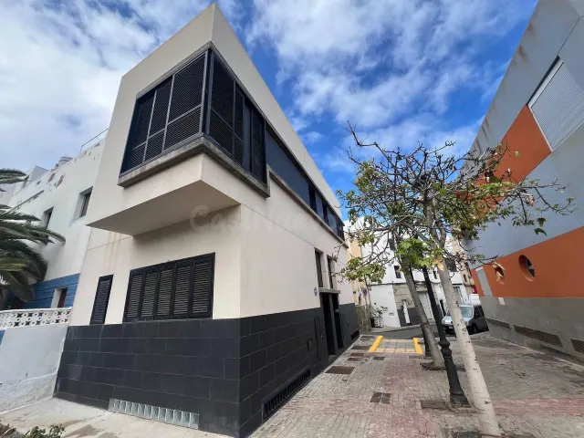 Casa familiar de tres plantas en Costa Ayala – Las Palmas de