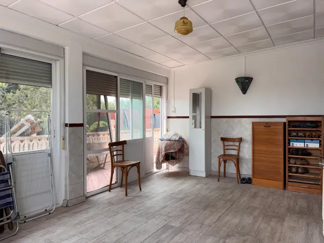 ** CHALET CON NAVE DE 200 M2 + TALLER DE 60 M2 + PISCINA EN PARCELA DE 4.000 M2**  **Una propiedad única en La Hoya (Elche) por 350.000 €**, ideal para quienes buscan espacio y privacidad — 30