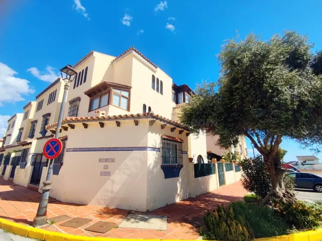 Casa en urbanización en primera línea de playa - foto 2