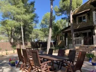 Villa de estilo mallorquín con amplio jardín de pinos en Cala Vinyes — 31