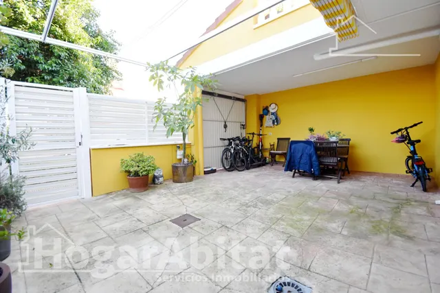 ADOSADO CON 3 TERRAZAS, BALCÓN, PISCINA Y GARAJE — 49