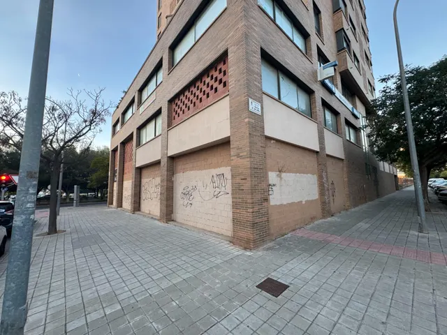 Amplio Local Comercial en Alicante - Garbinet-Parque de las Avenidas — 2