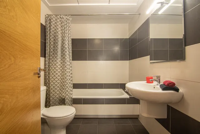 vivienda con piscina, plaza de garaje, terraza, 3 habitaciones y 2 baños — 23