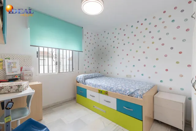 Casa independiente con piscina en La Zubia. — 25