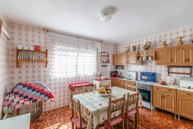 Gran Casa en Esquina en Atarfe – 4 Dormitorios, Piscina, Garaje y Espacio Comercial — 32