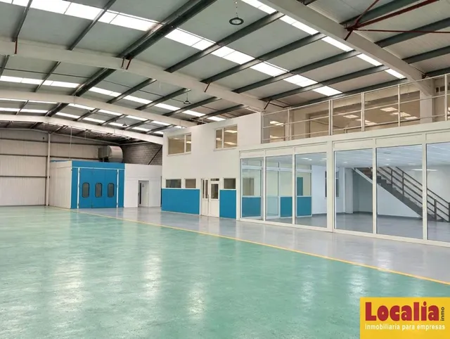Venta de nave con oficinas y extensa campa, Bezana - foto 4